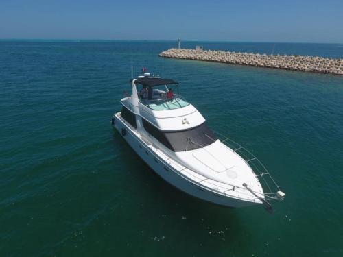 CARVER 55 FT WITH FLYBRIDGE CANCUN YACHT RENTALAS 166