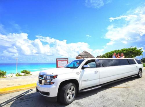 LIMOUSINE RENTALS IN CANCUN BY RIVIERA CHARTERS
