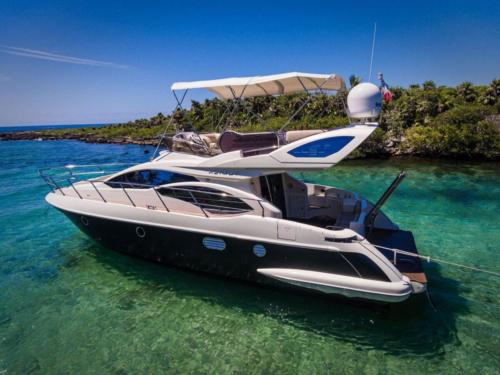 43 Ft Azimut yacht rental in Tulum by Riviera Charters 8