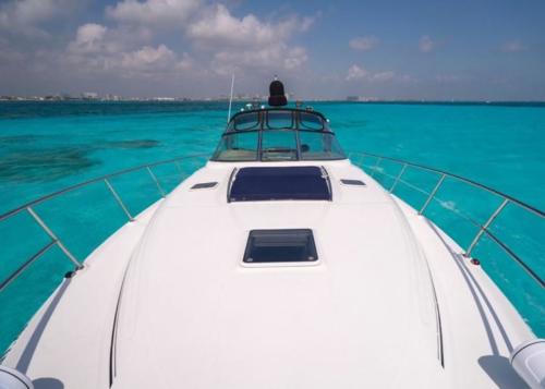 44 ft Sea Ray Sundancer yacht rental in Cancun by Riviera Charters 3