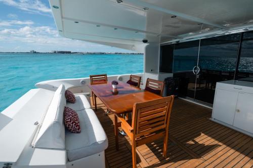 79-Dyna-Craft-yacht-rental-in-Cancun-and-Isla-Mujeres-by-Riviera-Charters-23