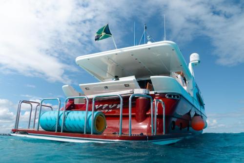 79-Dyna-Craft-yacht-rental-in-Cancun-and-Isla-Mujeres-by-Riviera-Charters-71
