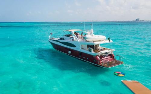 79 Ft Dyna craft yacht renal in Cancun by riviera Charters 5