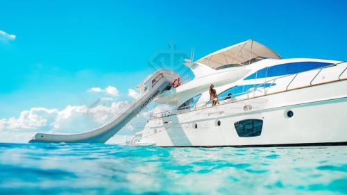 80-Ft-Azimut-with-flybridge-yacht-rental-in-Cancun-and-Isla-Mujeres-by-Riviera-Charters-7
